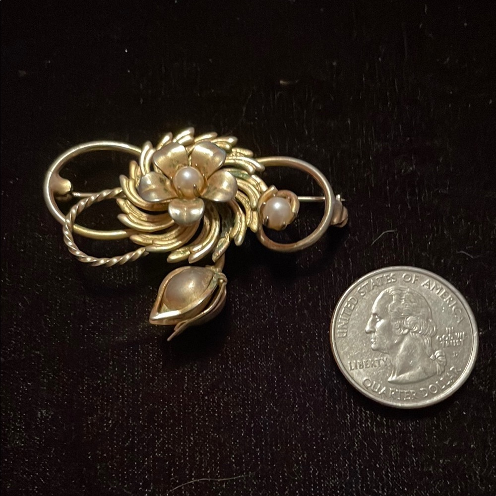 Elegant Gold Floral Brooch with Pearls